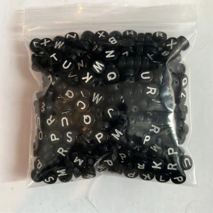 Pärlor bokstäver  - Bokstäver ska finnas från A-Z Finns nog några tusen pärlor  Frakten är inräknat i priset  