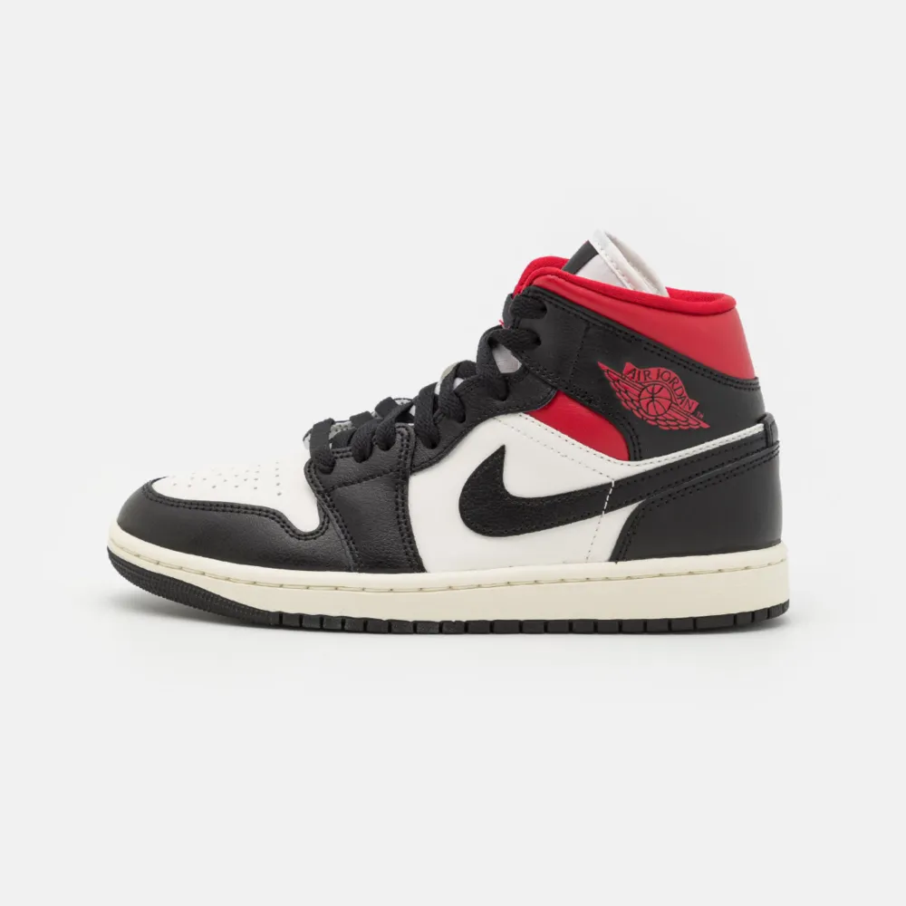 Jordan 1 mid. Dom är relativt använda. Skriv för egna bilder💕. Kengät.