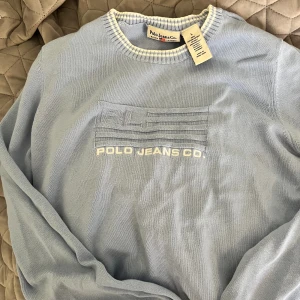 Polo JeansCo. Ralph Lauren - blusen (l) sitter som (s-m) i utmärkt skick, jag använde den inte, jag säljer den för att den inte är min stil, blusen är väldigt lyxig och delikat😍
