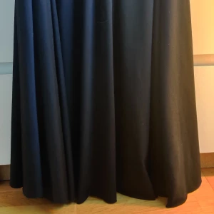 Svart medellång kjol - En fin klassisk svart kjol! Stretchig tyg, samt är den passande till kjoldans då volangen kan bli väldigt bred. Frakt ingår 💟