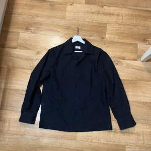 Filipa K overshirt  - Säljer denna marinblåa Filipa K overshirt, aldrig använd, nypris 1900, storlek 44 vilket är M till L, kan mötas upp.