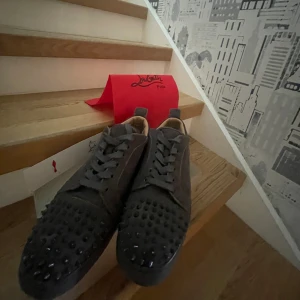 Christian Louboutin skor  - Hej, säljer dessa feta loubitins för att jag inte diggar dom längre!, som ni ser på 3dje bilden så är hälen lite sönder i skon men inget man tänker på. Skick 7/10, låda och påse medföljer! Skriv vid frågor eller funderingar!