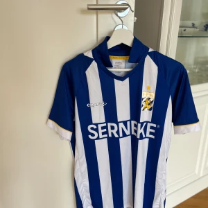 IFK T-Shirt - Oanvänd, storlek M. Skriv till mig om du har frågor eller vill ha mer bilder.