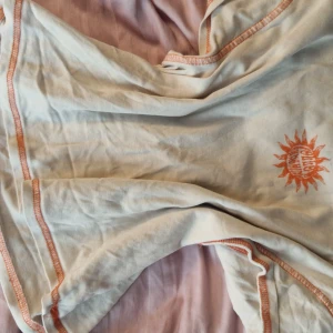 Cropped Sun Top - En cropped top som tyvärr är för liten för mig och passar inte min stil längre. Inga defekter, men köptes 2020-2021 ♡ Passar XS-S. Skulle inte rekommendera M eller högre. 