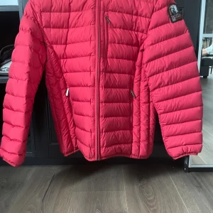 Parajumper jacka  - Hej! Säljer en parajumper jacka i storlek XS. Jackan är i nyskick och priset går att diskutera.