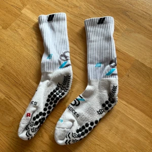 Skillsocks - Helt oanvända skillsocks, strlk 41 men passar lite större. Skriv till mig för mer bilder eller om du har frågor.