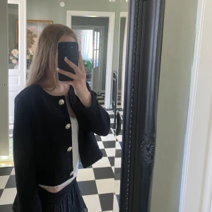 Kofta - Snygg kofta/jacka som är lite för liten för mig💞 Storlek S men passar och XS