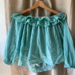 Offshoulder blus från zara - Säljer denna superfina blus ifrån zara som tyvärr inte kommit till användning 🩵💚  Den är i storlek M men sitter mer som en S/XS