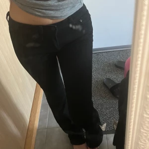 Lågmidjade crocker jeans - Fina svarta lågmidjade bootcut crocker jeans i storlek 25/32, säljer på grund av att de är för långa för mig de är ärvda men inte använda mycket så i väldigt bra skick! 