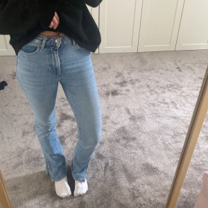 Jeans  - Säljer ett par jättefina blåa jeans i bra skick. Dessa är tyvärr för små för mig därför jag säljer. 