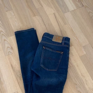 Nudie jeans  - Tja säljer dessa svin feta nudie jeans i storlek 30/34 i en snygg passform för ett riktigt bra pris. Jeansen är helt oanvända okej är i nyskick. Jeansen har en tvär det wash. Hör jätte gärna av er vid funderingar😀 