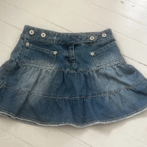 Fin volang kjol -  Jag säljer Denna jätte jätte fina volangkjolen!Den är i storlek medium.den är i ny skick ❤️