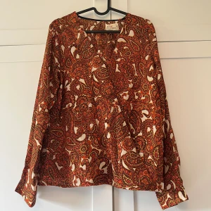 Blus - Blus i fina färger nu till sommaren 🌼Använd men gott skick🧡