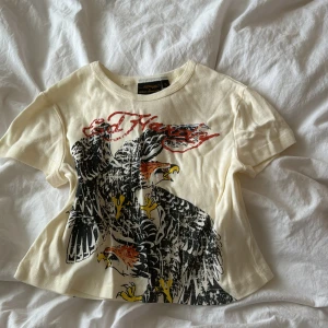 Ed hardy topp - Säljer denna sjukt fina ed hardy toppen🩷 jättejätte litet hål uppe vid lappen men det är absolut inget som syns!!  Förklarar dock det låga priset