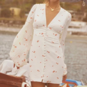 Adoore klänning - Prislapp kvar. Helt oanvänd 