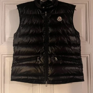 Moncler gui väst - Köpt på Plick för 1800kr  Scannern inuti västen funkar  Inga defekter 9/10 Osäker på äktenhet.