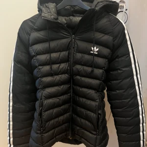 Adidas dam jacka  - Säljer min adidas jacka då den aldrig används längre. Den är i jätte bra skick förutom att ena spännet på ena dragkedjan har lossnat. Men fungerar precis som vanligt. Annars är den så gott som ny. 
