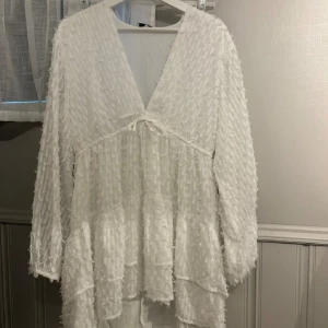 Vit klänning ifrån NA-KD - Super fin klänning ifrån nakd med prislappar kvar 💗 I storlek 34 passar perfekt till sommaren🌸