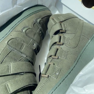 Billie eilish mushroom skor - Använda 1 gång sedan bara haft skorna i lådan. Köptes från Nikes egna hemsida förra sommaren. Dem kommer tyvärr inte till användning då dem inte är min stil.Har även dem beiga som är i lika bra form!  Kontakta innan köp!