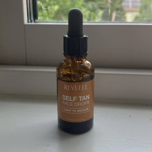 Self tan drops för ansiktet - 30ml använd få gånger en fin sommar tan luck. Light to medium. Pris kan ändras.  