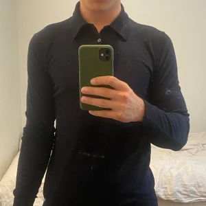 Tröja från Asket - Mörkblå tröja från Asket i storlek S