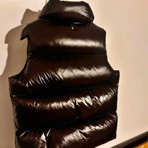 Mackage väst  - Tjena säljer en Mackage väst svart storlek 14 år. Skick 9/10 då den bara används 5 gånger.  Pris diskuterbart och hör av er vid frågor. 