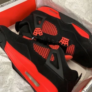 Jordan 4’s - säljer mina red thunder Jordan 4, jag har bara använt dem 4 gånger. de ser fortfarande nya ut, vi kan diskutera priset
