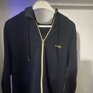 Hugo boss - Hugo boss hoodie med dragkedja har använts ett par gånger funkar som nytt passar på vad som helst 