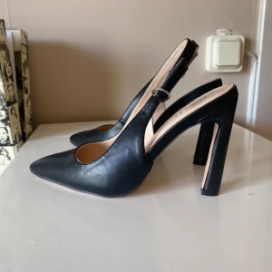 Slingback heels - Fina klackar med rem på hälen som aldrig är använda endast provade. Köpta från Zalando och märket Raid. Passar som en normal 37a 