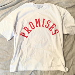 Promises oversize t-shirt - Promises t-shirt i oversize, rätt stor oversize modell, denna är M men känns mer som L. Helt oanvänd