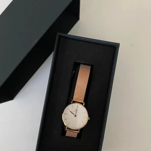 DW klocka roséguld - Daniel Wellington klocka, petite melrose, i rose gold och storlek 24mm💗  Oanvänd. Nypris på 1299, mitt 500💘