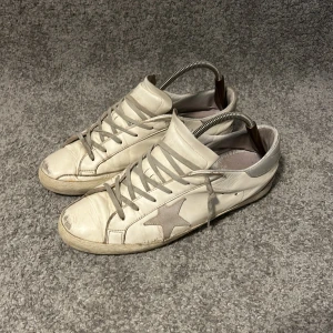 Golden goose skor - Tjena! Säljer nu mina väldigt använda Golden goose skor, det finns fortfarnde mycket liv i dom men känner för att byta till ngt annat. (ÄR ÖPPEN FÖR BYTE) strl 44 passar 45. Inget og. Priset är diskuterbart såklart!!!