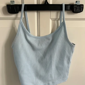 Topp - Jättesöt blå topp, perfekt nu till sommaren🌸