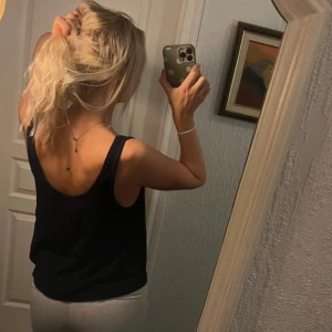 Linne med urringning bak - Blått, lite genomskinligt linne. Superfint skick