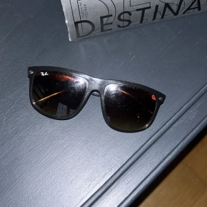 Rayban boyfriends - Säljer nu ett par riktigt schysta Rayban boyfriend i riktigt bra skick