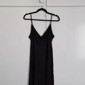 Svart långklänning - Fin svart sommarkläning i bomull med slit på benet Plagget är köpt från H&M och är i nyskick utan några defekter