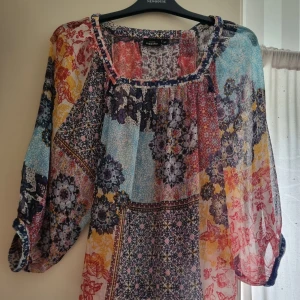 Blus med flera olika mönster - En färggran blus i flera olika mönster som inte har använts många gånger och som är i ett väldigt bra skick. 