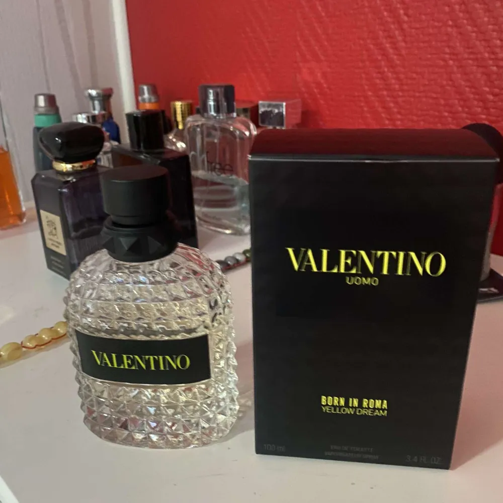 Säljer nu min Valentino parfym som verkligen är perfekt för sommaren. Ungefär 70ml kvar och boxen följder med!. Accessoarer.