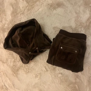 Juicy Couture  - Brunt Juicy Couture set. Storlek S i båda. Som nytt, säljer pga att jag inte använt så ofta. Priset kan diskuteras. Köparen står för frakten!🌸