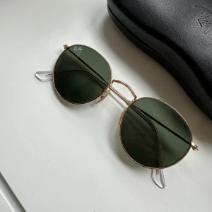 RayBan solglasögon - Solglasögon från RayBan. Använda fåtal gånger. Båge i guld. Inköpta år 2021. Köparen står för frakt