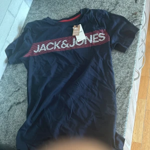 Jack & Jones t-shirt - Helt oanvänd jack & Jones t-shirt med lappen kvar. Storlek XS