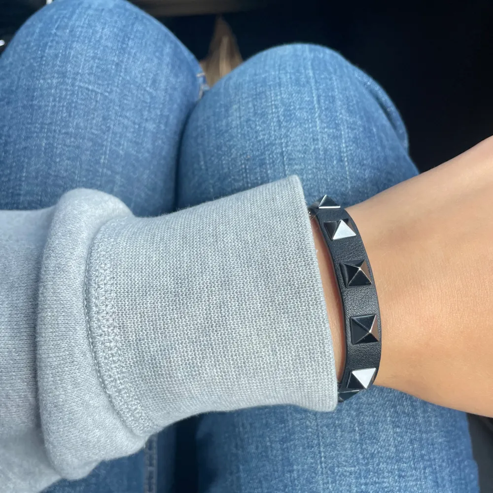 ROCKSTUD LEATHER BRACELET WITH RUTHENIUM STUDS Nypris: 3000kr Mitt pris: 995kr Färg: svart Finns bevis på att de är äkta och allt tillföljer med!. Accessoarer.