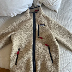 Mysig Patagonia kofta!🌸 - En patagonia kofta i storlek s från herr avdelningen. Passar alla 🥰🌸  