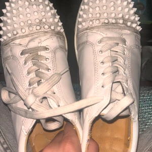 Vita grisch Loubs  - Äkta loubs Bra skick passar till allt finns kvitton 