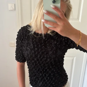 Pop up T-shirt 🖤 - Säljer denna t-shirt som går att bli vilken storlek som helst då den är VÄLDIGT töjbar! Super snygg 🤩🤩använd 2-3 ggr bara