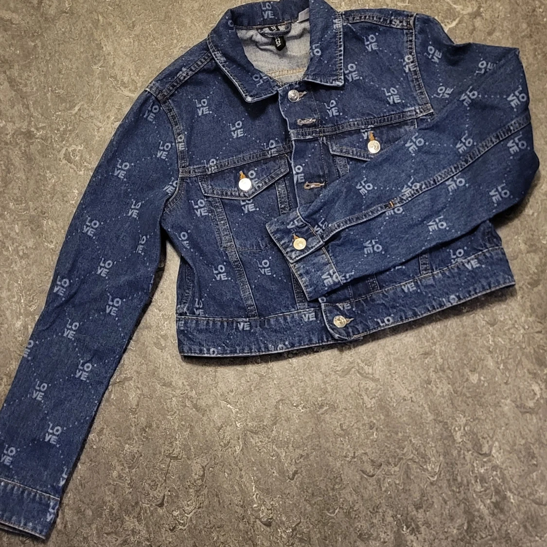 Jeansjacka med text LOVE
