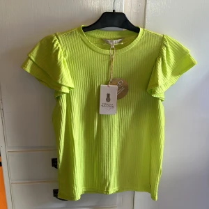 Ny ribbad topp från Pernilla Wahlgren design storlek small  - Endast provad! Snygg i sommar. Helt ny!  Neon grön 