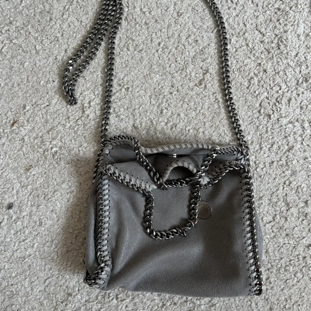 Tiny falabella från stella McCartney i utmärkt skick!💗 SÄLJER INTE FÖR MINDRE ÄN 3000!. Väskor.