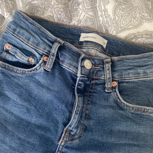 Bootcut jeans  - Säljer dessa blåa Bootcut jeansen i superfint skick! Köpta på Gina Tricot gör 499kr💘 Hör av er vid fler frågor❣️