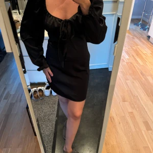 Svart satinklänning - Svart ”satinklänning” med puffärmar, från shein i stl S. Provad men aldrig använd!! Nyskick!!